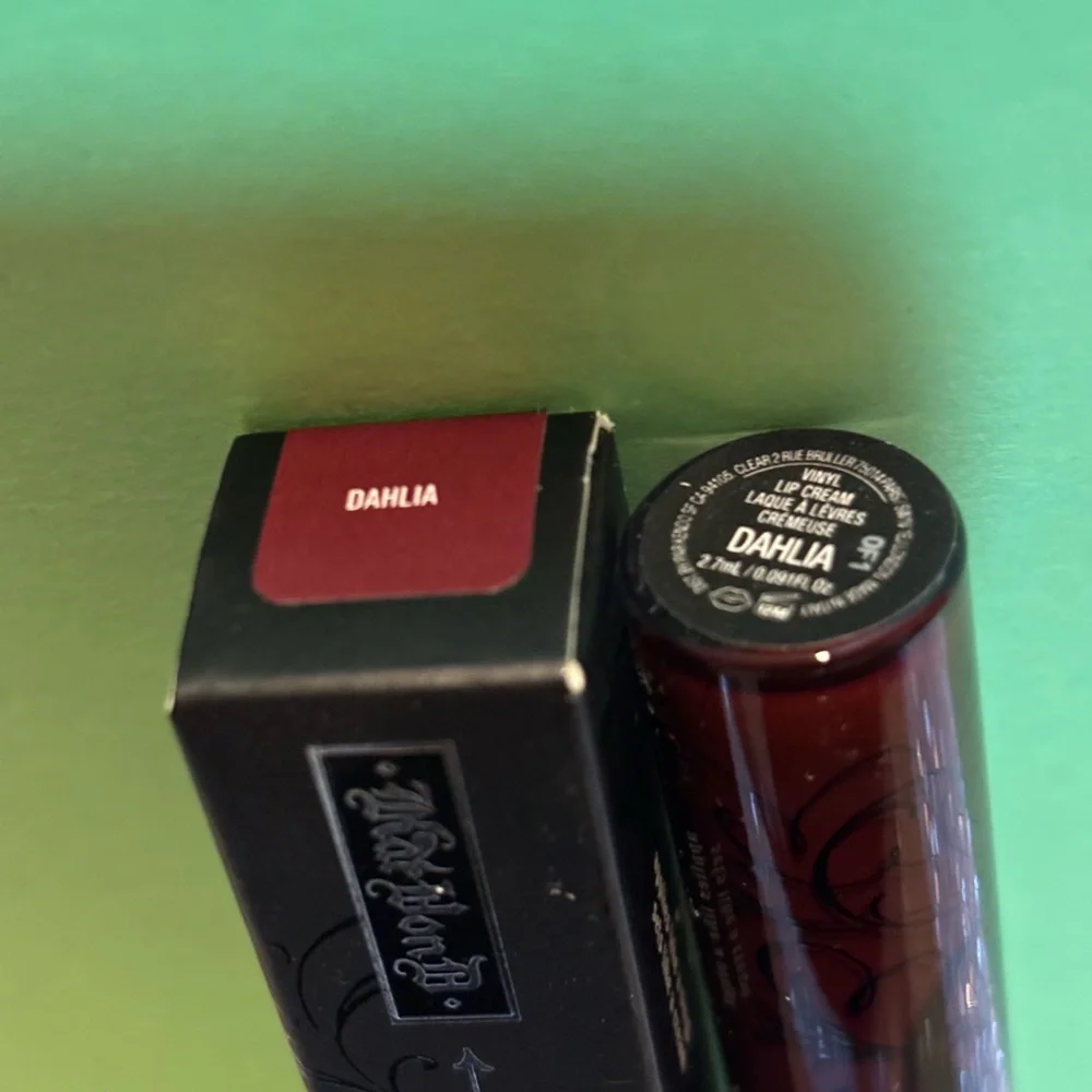 BNIB! Kat Von D Vinyl Liquid Lip Cream in DAHLIA